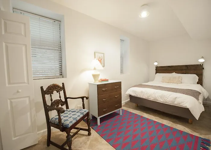Apartment Bucktown Condo Just Two Blocks From The 'L' Apts *