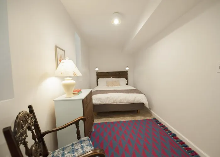 Apartment Bucktown Condo Just Two Blocks From The 'L' Apts Chicago