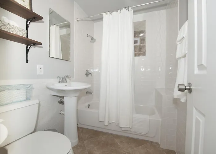 Bucktown Condo Just Two Blocks From The 'L' Apts *