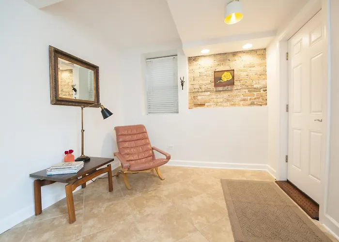 Bucktown Condo Just Two Blocks From The 'L' Apts *