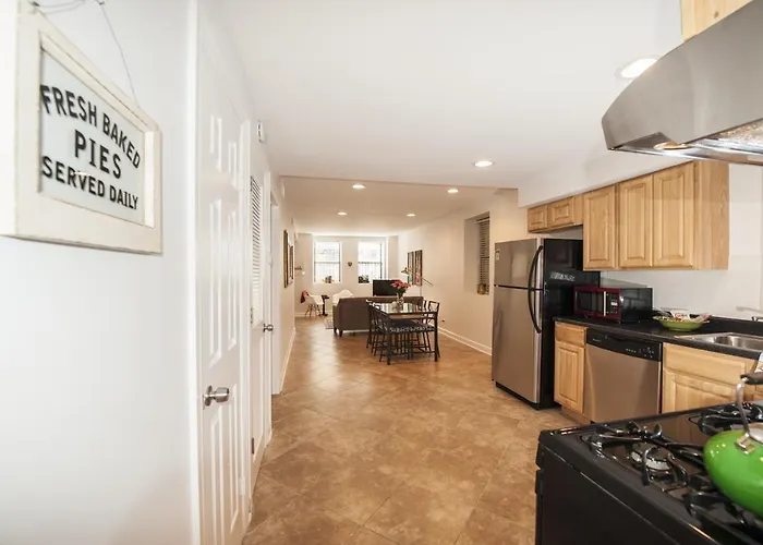 Apartment Bucktown Condo Just Two Blocks From The 'L' Apts Chicago