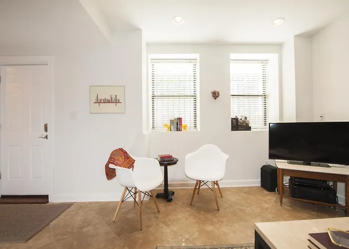 Bucktown Condo Just Two Blocks From The 'L' Apts