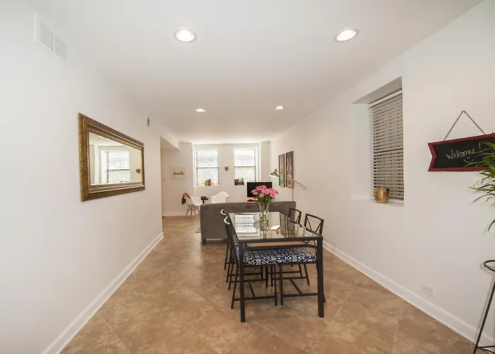 Bucktown Condo Just Two Blocks From The 'L' Apts *